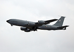 美軍一架空中加油機12日在伊拉克西部墜毀，美軍中
央司令部稱事件並非由敵方或友軍砲火所致。外界猜
測可能是為其他飛機空中加油時發生意外所致。圖為
2024年沖繩嘉手納基地的同型機。
