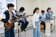 中央大學承辦115年全國大專校院運動會，主題曲「青春永續」從作詞、作曲、編曲到演唱，全由中大學生一手包辦，把青春熱血、運動的拚搏精神，還有對永續的未來想像都寫進旋律裡。（中央大學提供）