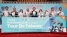 2026國際自由車環台公路大賽15日將登場，13日在台北市政府舉行賽前記者會，運動部次長鄭世忠（右5）、中華民國自由車協會秘書長李開志（左4）、客委會副主委廖育珮（右4）、觀光署副署長黃荷婷（左3）、貿協副秘書長周秀隆（左2）等人出席啟動儀式，為比賽揭開序幕。

