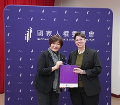 國家人權委員會11日與法國在台協會共同辦理「法國難民制度體制與實務運作專題講座」。圖為人權會副主委紀惠容（左）致贈禮品給講者王茂辰（右）。（人權會提供）
