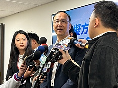 前國民黨主席朱立倫(中)14日回應行政院長卓榮泰赴日行程。(中央社)