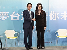 國民黨、民眾黨14日在新北市新莊舉行「逐夢台灣 許你未來」共同願景記者會，國民黨主席鄭麗文(右)、民眾黨主席黃國昌(左)活動前握手合影。