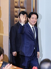 總統賴清德(前)14日上午出席「台灣總統直選30週年與民主韌性研討會」，進場時向大家揮手致意。