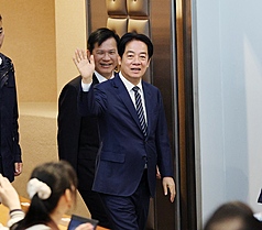 賴清德總統（前）14日在外交部長林佳龍（後）陪同下出席台灣總統直選30週年與民主韌性研討會。