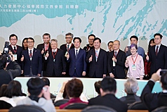 總統賴清德（右5）14日上午出席「台灣總統直選30週年與民主韌性研討會」，與出席貴賓合影。