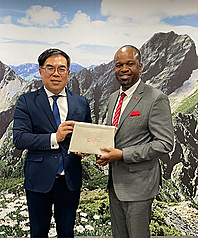 環境部長彭啟明12日會晤聖克里斯多福及尼維斯公共建設部長及環境部長。圖為彭(啟)明(左)致贈禮品給聖克里斯多福及尼維斯公共建設部長梅納(Konris Maynard)(右)。(環境部提供)