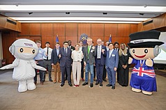 外交部政務次長吳志中（前排綠領帶者）13日主持「台英半導體聯合培力計畫」人才交流茶會，與出席交流茶會的貴賓及英國學生合影。
（外交部提供）