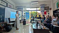 越南作家協會文學翻譯委員會委員喬碧后（白衣者）多次參與台灣詩人節與台越文學交流活動。她在14日的活動中，為參與者朗誦詩作「白色恐怖」，對台語詩人林宗源堅定用母語創作的精神感到敬佩。
（蔣為文提供）
