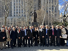 訪問紐約的台中市長盧秀燕（前排右6）前往華埠哥倫布公園（Columbus Park），向孫中山銅像獻花後與僑領合影。
