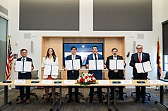 高雄市長陳其邁（左3）於美國時間14日前往亞利桑那州土桑市，與土桑市政府、亞利桑那大學、國立中山大學等共同簽署合作備忘錄。
（高雄市政府提供）