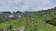 清明掃墓放火燒雜草，常使得消防人員疲於奔命救火。（消防署提供）
