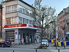 中東戰火讓油價持續走高，許多荷蘭人受不了國內高油價，紛紛前往油價較便宜的比利時加油。圖為比利時布魯塞爾一處加油站。
