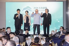 PD
玉山論壇登場　蕭副總統主持午宴（1）
第9屆玉山論壇16日在台北登場，副總統蕭美琴（左
2）主持午宴，與波蘭前總統華勒沙（Lech Wa??sa）
（右2）、外交部長林佳龍（左）、台灣亞洲交流基
金會董事長蕭新煌（右）一同上台舉杯祝酒。
中央社記者裴禛攝　115年3月16日
