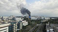 新竹市東區力行路上的台灣電力公司竹園超高壓變電所16日發生火警。（讀者提供）
