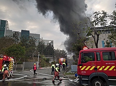 台電竹園超高壓變電所16日下午3時26分發生火警，現場冒出濃煙，消防單位獲報緊急派員前往灌救。