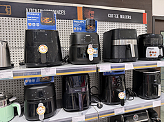 中東衝突持續讓印度桶裝液化石油氣短缺，有民眾改用氣炸鍋做飯，部分平價款氣炸鍋因此缺貨。