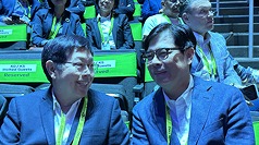 高雄市長陳其邁16日參加輝達執行長黃仁勳GTC大會演講，與鴻海董事長劉揚偉同坐互動。