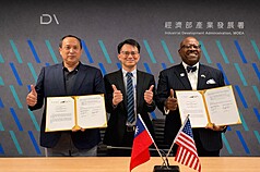無人機聯盟（TEDIBOA）偕同主席雷虎科技董事長陳冠如（左），在經濟部產業發展署組長張尚鈞（中）見證下，與美國德州農工運輸研究所（TTI）所長溫佛瑞（Gregory D. Winfree，右）簽署產業合作備忘錄。（台灣卓越無人機海外商機聯盟提供）