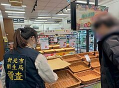 對於網傳有老鼠啃食高麗菜，新北市衛生局表示，17日派員前往全聯福利中心中和店稽查生鮮超市，業者已自主清潔消毒，並將裸賣蔬果下架報廢。衛生局仍責令業者落實加強環境清消及病媒防治。（新北市府衛生局提供）
