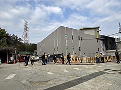 台電竹園超高壓變電所16日進行設備測試期間發生火警事故，新竹市消防局火災鑑定單位17日進入廠區進行火場勘查，釐清起火點，新竹地檢署也前往現場勘查。
