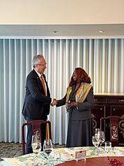 外交部政次吳志中（左）17日午宴歡迎史瓦帝尼王國資通訊暨科技部長瑪吉雅（Savannah Maziya，右）率團訪台參加「2026智慧城市展暨2050淨零城市展」。（外交部提供）
