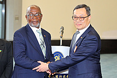 聖文森及格瑞那丁副總理李柯克（左）伉儷17日率團訪台，外交部政務次長陳明祺（右）特別前往桃園國際機場國賓門接機表達歡迎之意。
