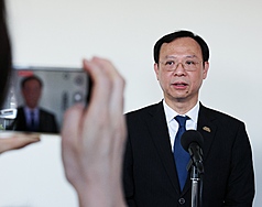 衛福部長石崇良18日表示，經行政院指示，「健康幣」將與政府推出的其他幣制整合，因此推出時程延後，將以通用性最大化為方向推動。
