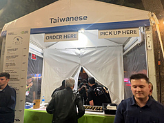 輝達第2度辦GTC夜市，執行長黃仁勳再度造訪，停留台灣小吃店。
