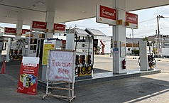 曼谷多家加油站油品被搶購一空，有加油站18日在入口處擺放「所有油品已售罄」的手寫公告，員工表示，今早9時所有油品就已全部賣光，仍不確定何時才會補給。
