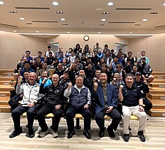 國家運動訓練中心新任董事長林鴻道（前中）18日與執行長趙士強（前右2）一同前往國訓中心，與行政團隊、培訓隊教練團進行座談交流。（國訓中心提供）