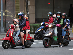 DD
家有未滿12歲童將可申請外籍幫傭（2）
行政院政務委員陳時中18日表示，過往家中必須有3
個6歲以下小孩才可申請外籍幫傭，社會認為過於嚴
格，因此政院已決定拍板放寬，未來只要家中有1名
未滿12歲兒童就能申請外籍幫傭，但每月須繳納就業
安定費新台幣5000元。。圖為台北市信義區有許多家
長騎機車接小孩下課。
中央社記者張新偉攝　115年3月18日
