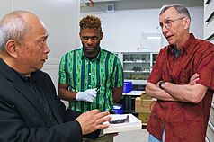 諾貝爾生理醫學獎得主帕博（Svante Paabo）（右）與耶魯大學醫學院遺傳學系助理教授馬西拉尼（Diyendo Massilani）（中）近日訪台，特別前往台中科博館參觀館藏「丹尼索瓦人」下顎骨化石標本，並進行深度分析與採樣。左為科博館長黃文山。
（國立自然科學博物館提供）
