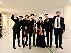 德國青年愛樂樂團歐洲巡演首站於德國時間17日在柏林愛樂廳演出，台灣學子包含小提琴鄧景倫（左起）、林垣凱、謝宗翰、張子婕與大提琴家陳亮瑜等5人也加入，獲樂團行政總監奧洛克（Maximilian von Aulock）讚許。
