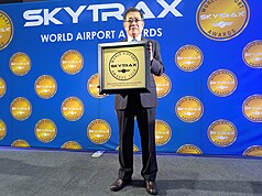 有「國際航空界奧斯卡」之稱的「全球機場獎」18日在倫敦頒獎，桃園國際機場再獲「全球最佳行李運送」首獎。董事長楊偉甫(圖)表示，期待桃機未來在更多獎項類別獲肯定。
