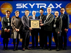 有「國際航空界奧斯卡」之稱的「全球機場獎」18日在倫敦頒獎，桃園國際機場蟬聯「全球最佳行李運
送」首獎，董事長楊偉甫（左3）率團隊親自領獎，與主辦單位Skytrax執行長普雷斯德（左4）合影。（桃園國際機場提供）