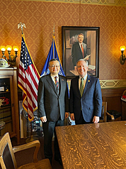 駐芝加哥辦事處長類延峰（左）拜會威斯康辛州眾議長佛斯（右），感謝威州議會對台灣長期支持。（駐芝加哥辦事處提供）