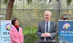 美國聯邦參議員范霍倫（右）18日出席北美洲台灣商會聯合總會舉辦的酒會，力挺台美避免雙重課稅法案。北美洲台灣商會聯合總會會長白越珠（左）也一同在場。
