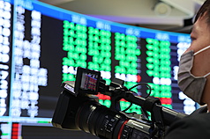 中東戰火仍熾 台股早盤下跌逾600點。
