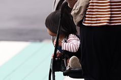 政府將開放育有12歲以下孩童的家庭可聘僱外籍幫傭，盼紓解育兒壓力，但也引發勞工團體對制度配套不足的疑慮。示意圖。