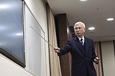 央行總裁楊金龍19日說明房市管制鬆綁政策內容。