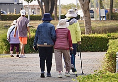 台灣老化速度居全球之冠，2025年底邁入每5人就有1名老人的「超高齡社會」。圖為高雄市鳳山區多名拄著拐杖的長者在公園內健走散步。