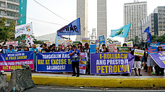 菲律賓「全國吉普尼司機及業者聯合會」（PISTON）19日發動全國罷駛示威。圖為在馬尼拉市的示威情況。資料照。
