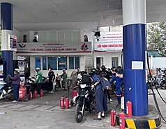 越南政府祭出一系列穩定措施，並努力向外搶油，目前油價已自月初大漲後調降，加油站的排隊車潮也明顯銳減。民眾表示，排隊加油人數已回歸正常。