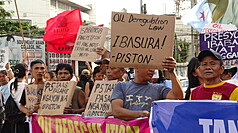 菲律賓「全國吉普尼司機及業者聯合會」（PISTON）19日發動全國罷駛示威，圖為示威者在馬尼拉市高舉寫有訴求的紙牌，包括要求政府廢除石油產業自由化法。
