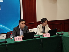 上海社會科學院19日下午召開十五五時期相關議題座談會，上海社會科學院經濟研究所副所長詹宇波（左）、上海社會科學院應用經濟研究所助理研究員王佳希（右）等專家學者出席。
