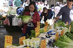 在「油價高」與「新台幣貶」的雙重作用下，台灣恐面臨更顯著的「輸入性通膨」壓力。圖為在台北市北投區採買蔬菜民眾。資料照。

