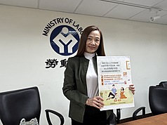 彈性育嬰假新制度已上路，有3歲以下子女者可以「日」為單位請休育嬰留停。勞動部勞動條件及就業
平等司司長黃琦雅20日表示，已發函各地方政府轉知事業單位，明定受僱者若同時撫育2名以上子女，申請「未滿30日」的彈性育嬰留職停薪，可依不同子女分別計算。
