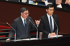 行政院長卓榮泰（左）、經濟部次長何晉滄（右）。