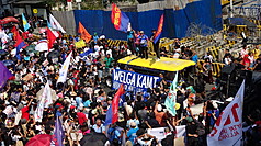 中東局勢升溫，推升國際油價，衝擊生活，菲律賓運輸團體20日發動接連第2天的示威，要求政府批准調升基本車資，擴大燃油補助。
