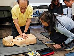 為強化社會韌性，並將在台港澳新住民納入全民防災體系，台港經濟文化合作策進會將全台巡迴舉辦「心肺復甦術教學」活動。首場活動今日在台北登場，吸引數十名港澳人士參與，學習CPR與AED操作。
（台港經濟文化合作策進會提供）